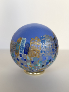 globe sculpture caroline faindt 2026 15 cm de diametre bleu refuge jpg 1